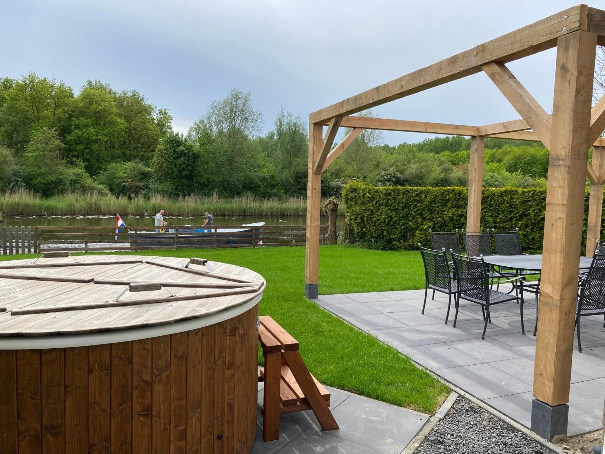 Villa Riverside Met Hottub, Eigen Aanlegsteiger, Zwemtrap, Trampoline En Kano'S 泽沃德 外观 照片
