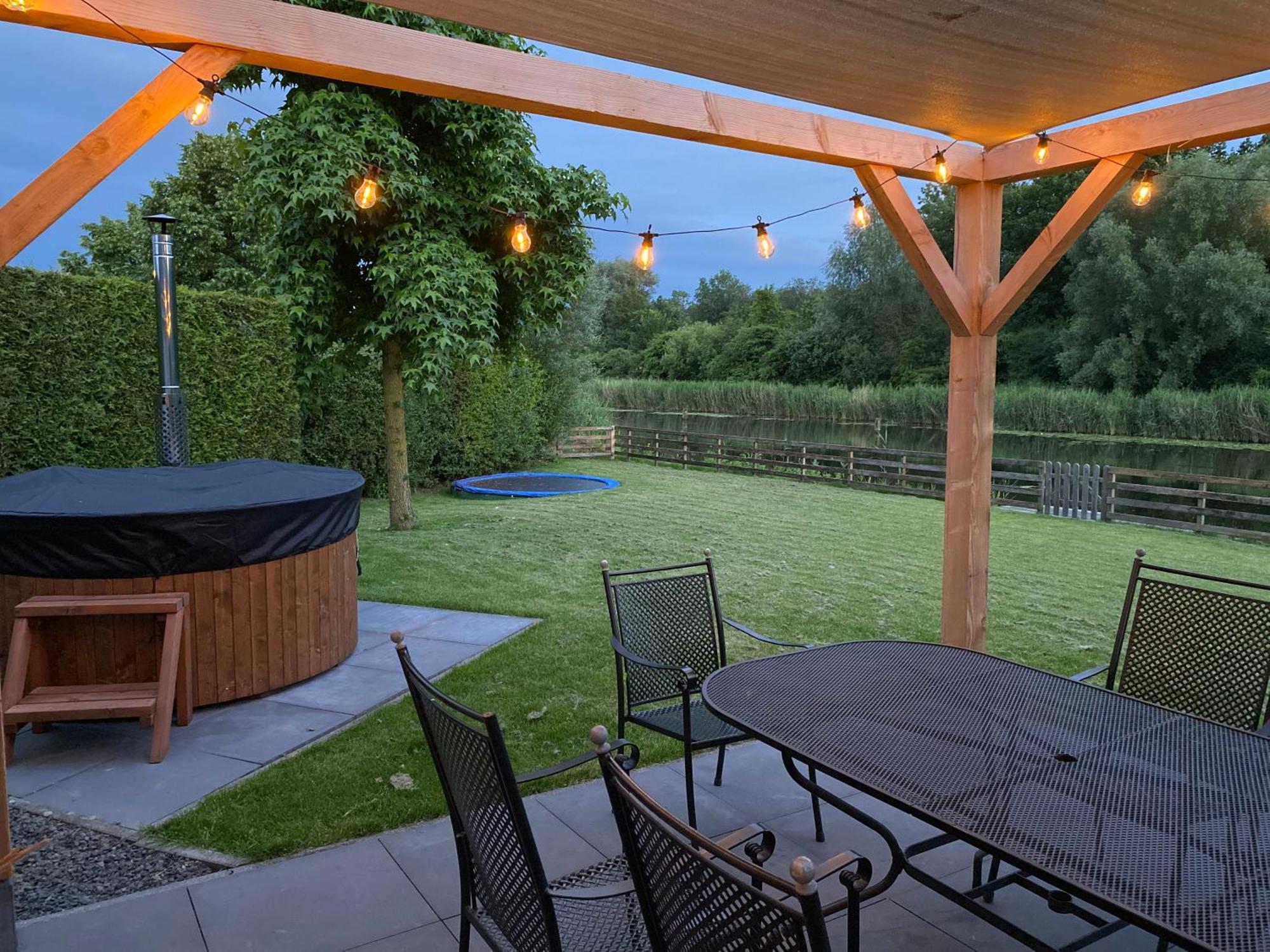 Villa Riverside Met Hottub, Eigen Aanlegsteiger, Zwemtrap, Trampoline En Kano'S 泽沃德 外观 照片