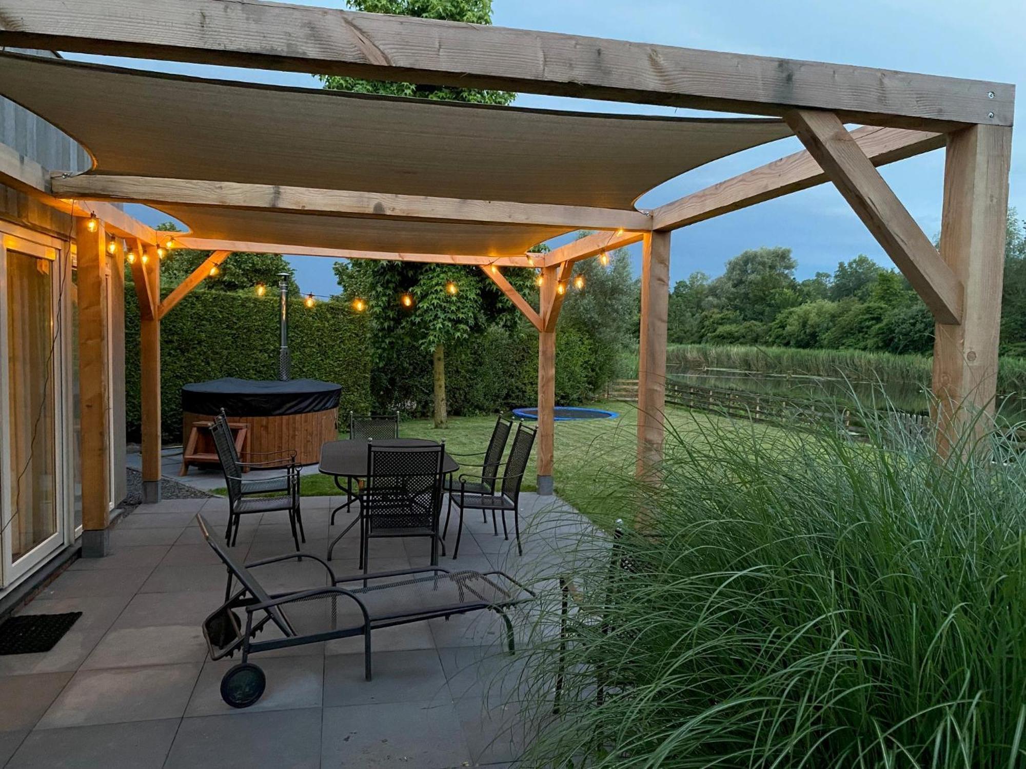 Villa Riverside Met Hottub, Eigen Aanlegsteiger, Zwemtrap, Trampoline En Kano'S 泽沃德 外观 照片