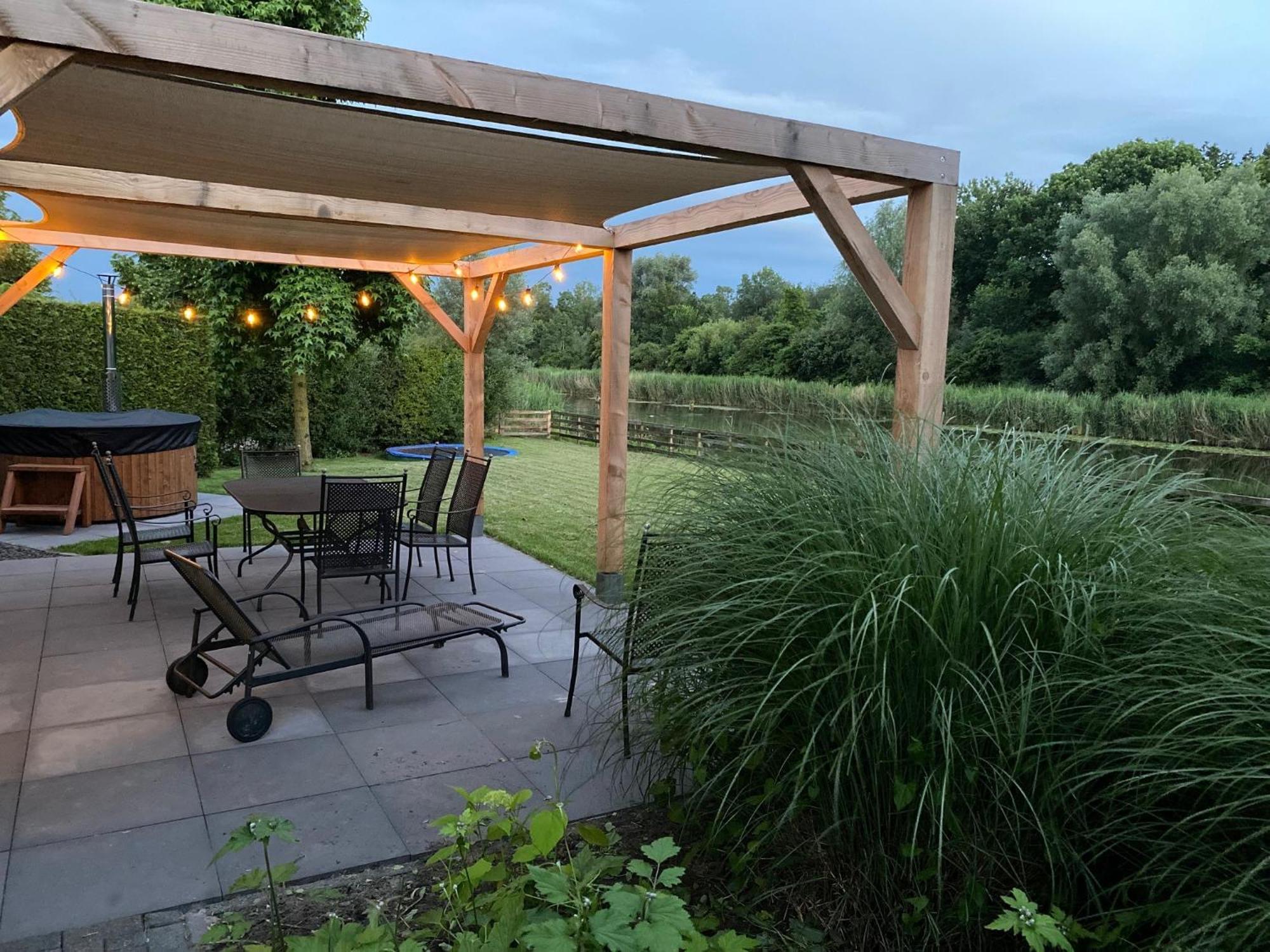 Villa Riverside Met Hottub, Eigen Aanlegsteiger, Zwemtrap, Trampoline En Kano'S 泽沃德 外观 照片